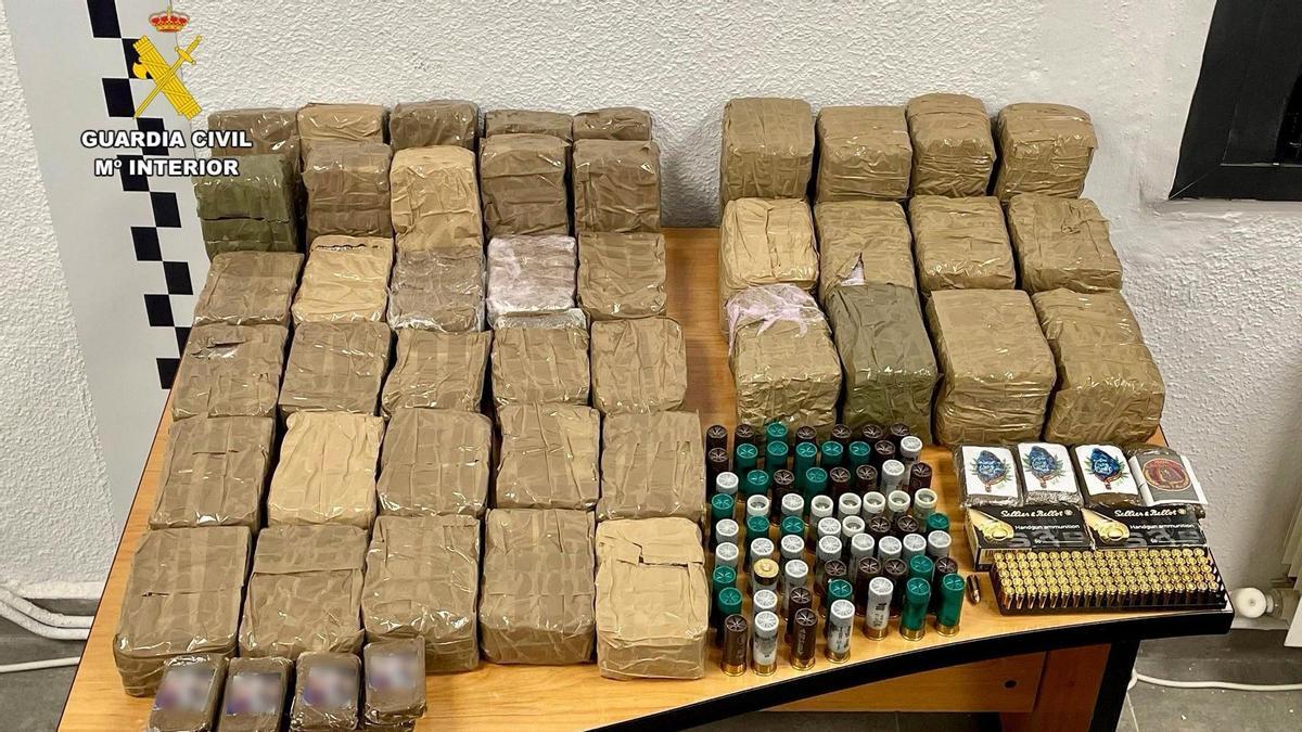 Paquetes de hachís y cartuchos de escopeta incautados en la investigación