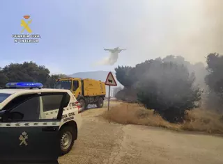 Fuertes retenciones en el norte extremeño: estas son las carreteras cortadas por los incendios