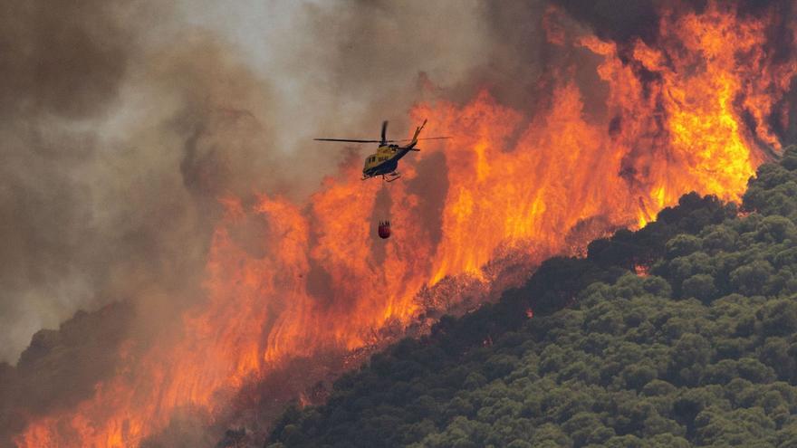 El viento reactiva el flanco oeste y obliga a nuevos desalojos en el incendio de Mijas