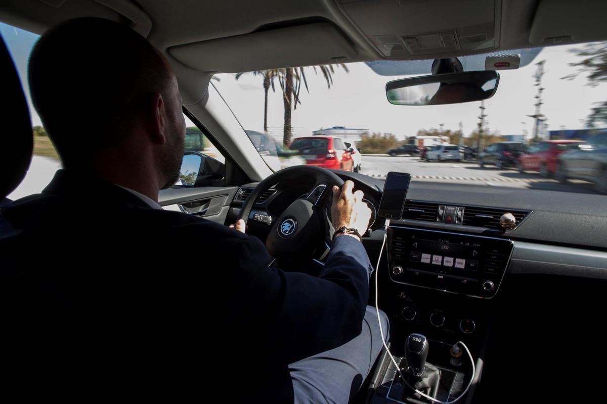 Un conductor de Cabify conduce su vehículo, un Skoda que no cumple con el nuevo requisito de longitud para poder operar como VTC