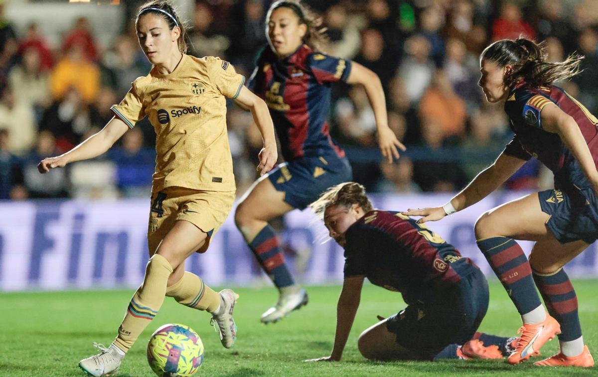 Aitana Bonmatí se interna entre la defensa del Levante para anotar el segundo gol del Barça.