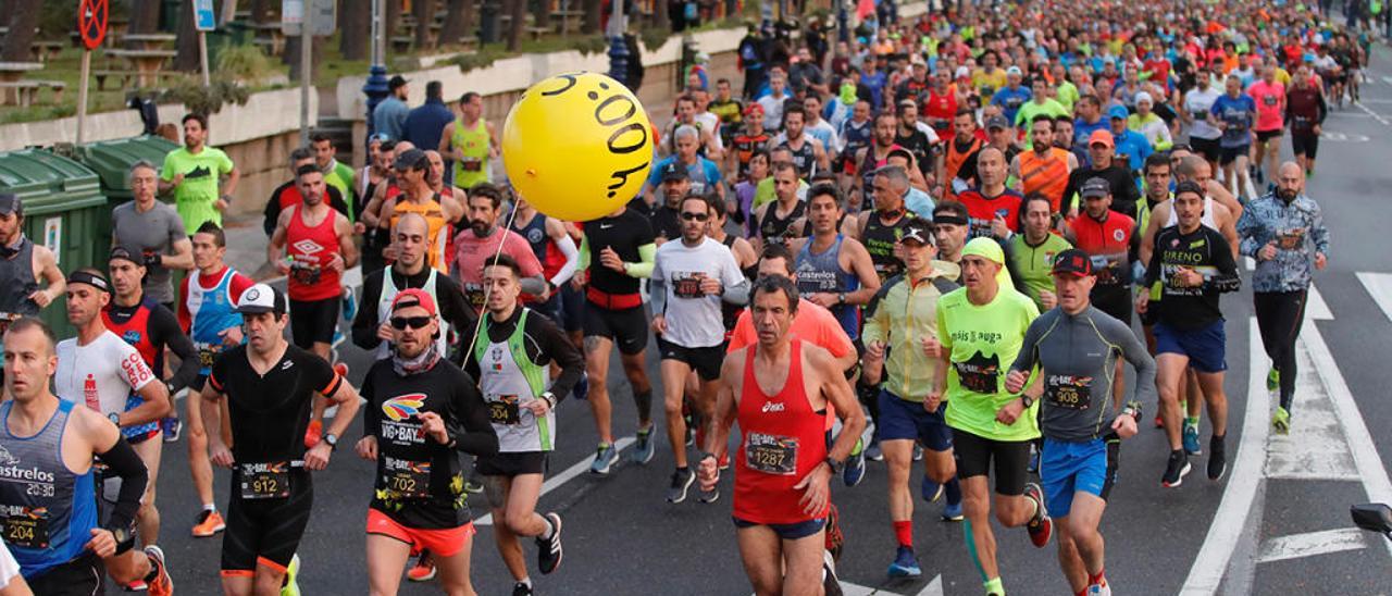 Los atletas participantes en el primer maratón de la Vig-Bay, el domingo tras tomar la salida en Samil. // Alba Villar