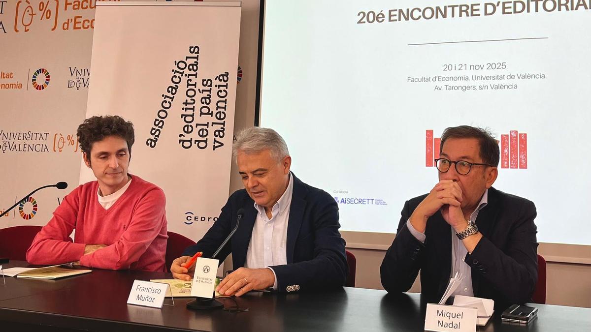 El presidente de la AEPV, Pedro F. Medina; el decano de la Facultad de Economía de la UV, Francisco Muñoz, y el director general de Cultura, Miquel Nadal, durante la primera jornada del encuentro.