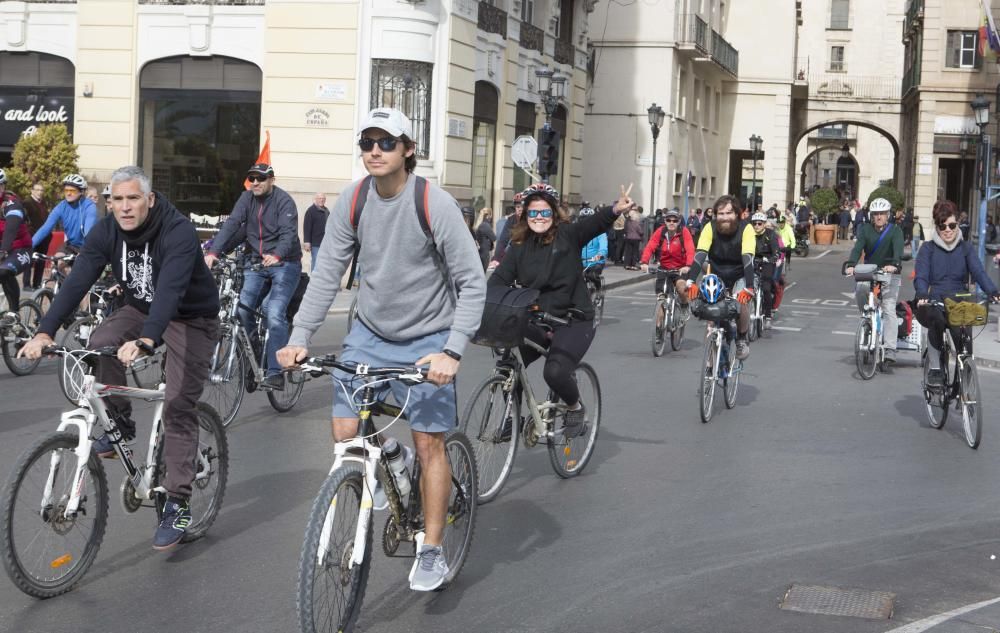 200 ciclistas exigen frente al Ayuntamiento una vía verde en La Cantera.