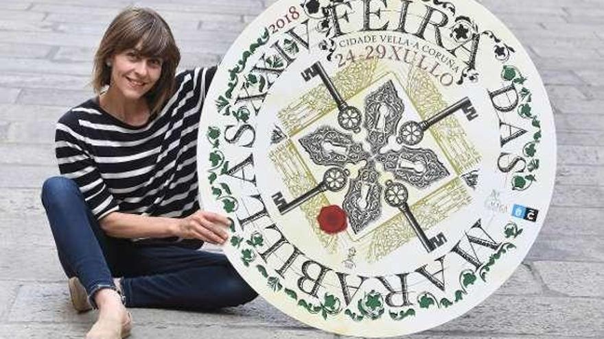Cristina Tobío posa con el cartel de la Feira das Marabillas que ella misma ha diseñado.