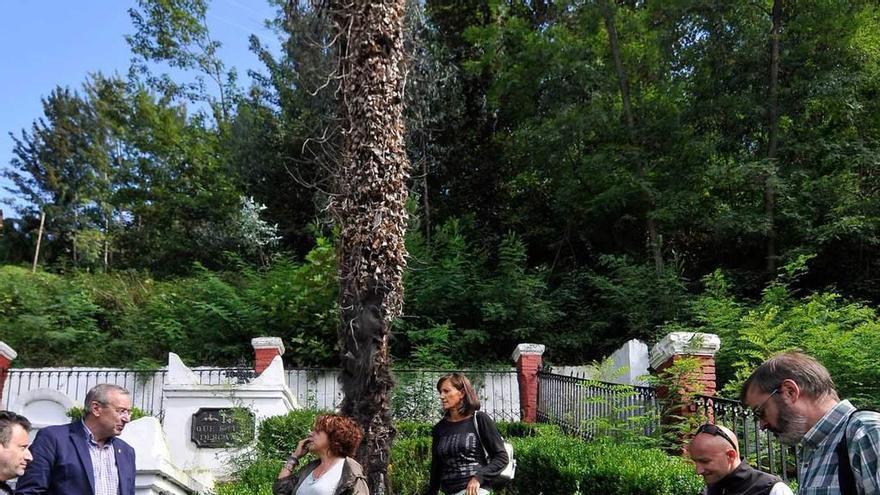 Participantes en una ruta por el patrimonio de Mieres, en el cementerio protestante de La Rebollá.