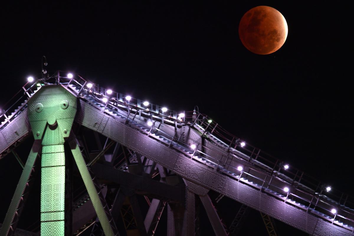 El eclipse parcial de luna visto sobre el puente Story de Brisbane (Australia).