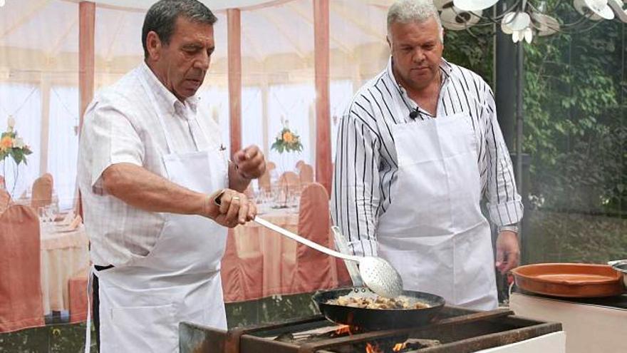 Salvador Castaño y Francisco Campos prepararon el arroz con costra.