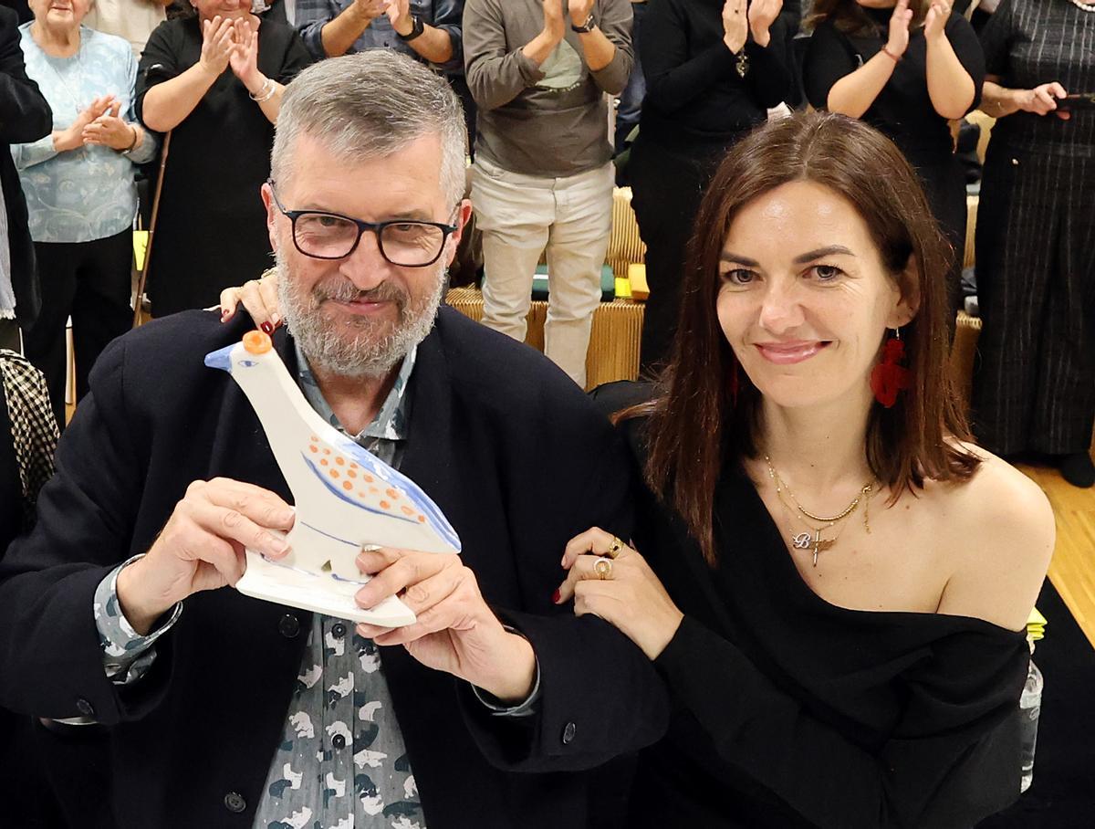 Manuel Bragado y Ledicia Costas durante la entrega del galardón