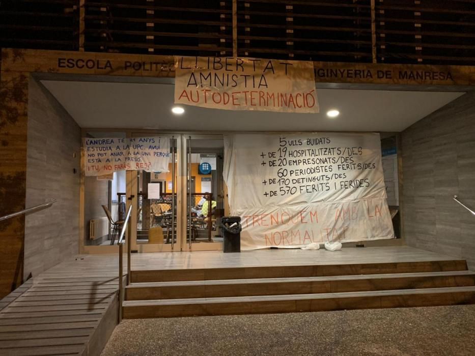 Estudiants de la UPC de Manresa impedeixen l'accés al centre amb barricades