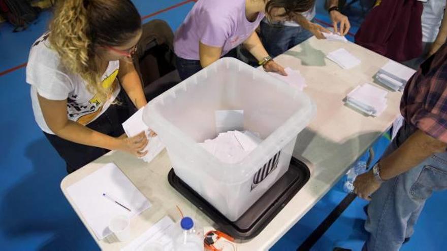 Recompte de vots en una mesa electoral, al pavelló de Santa Eugènia, a Girona, el passat 1-O; la votació no té cabuda en l&#039;ordenament jurídic espanyol, segons el TC.