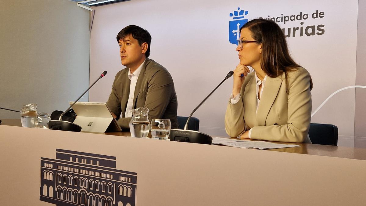 El consejero de Ciencia, Industria y Empleo, Borja Sánchez, y la directora general de Empleo, Begoña López.