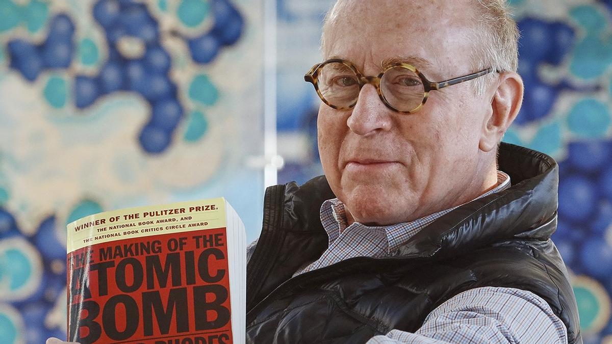 Richard Rhodes posa en 2015 con su libro ganador del Premio Pulitzer, &quot;La fabricación de la bomba atómica&quot;.