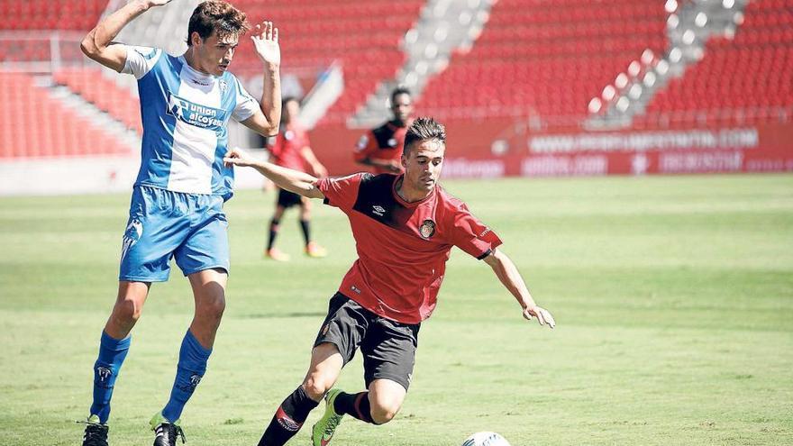 El bermellón Sergio Cortés en un lance del partido de ayer ante el Alcoyano en el estadio Son Moix.