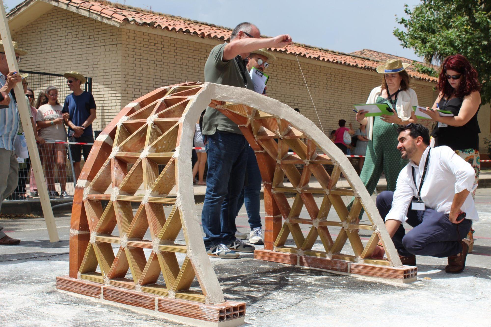 Participantes durante el concurso de Albañilería, en Malpartida de Plasencia.