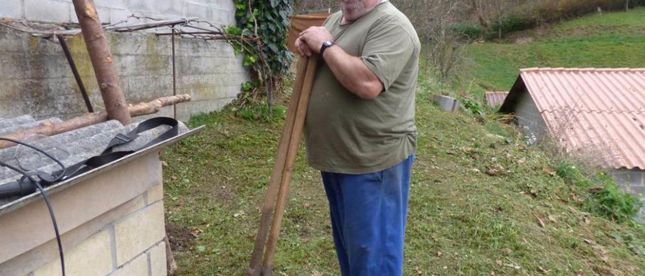 José Luis Menéndez trabajando en su casa de Piedrafita.