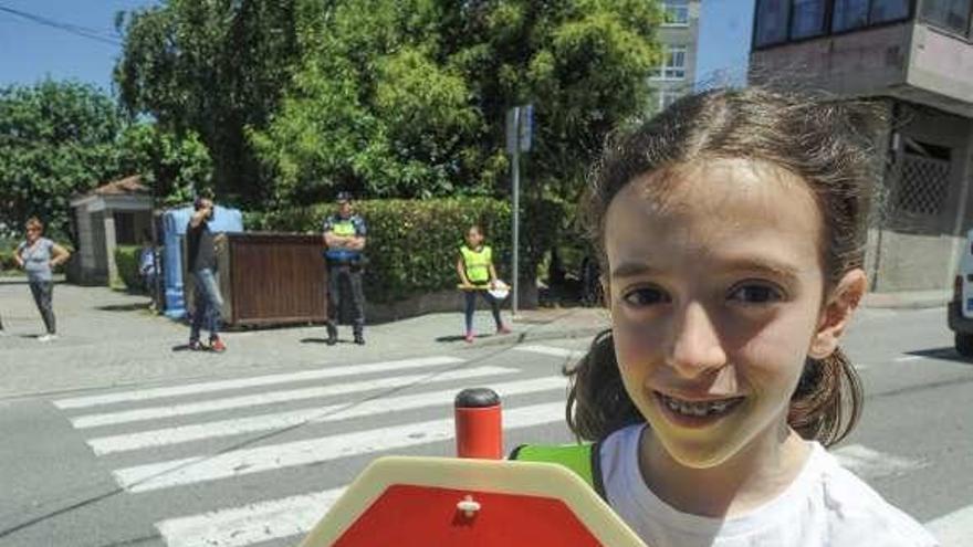 Dirigieron el tráfico a la entrada y salida del colegio. // Iñaki Abella