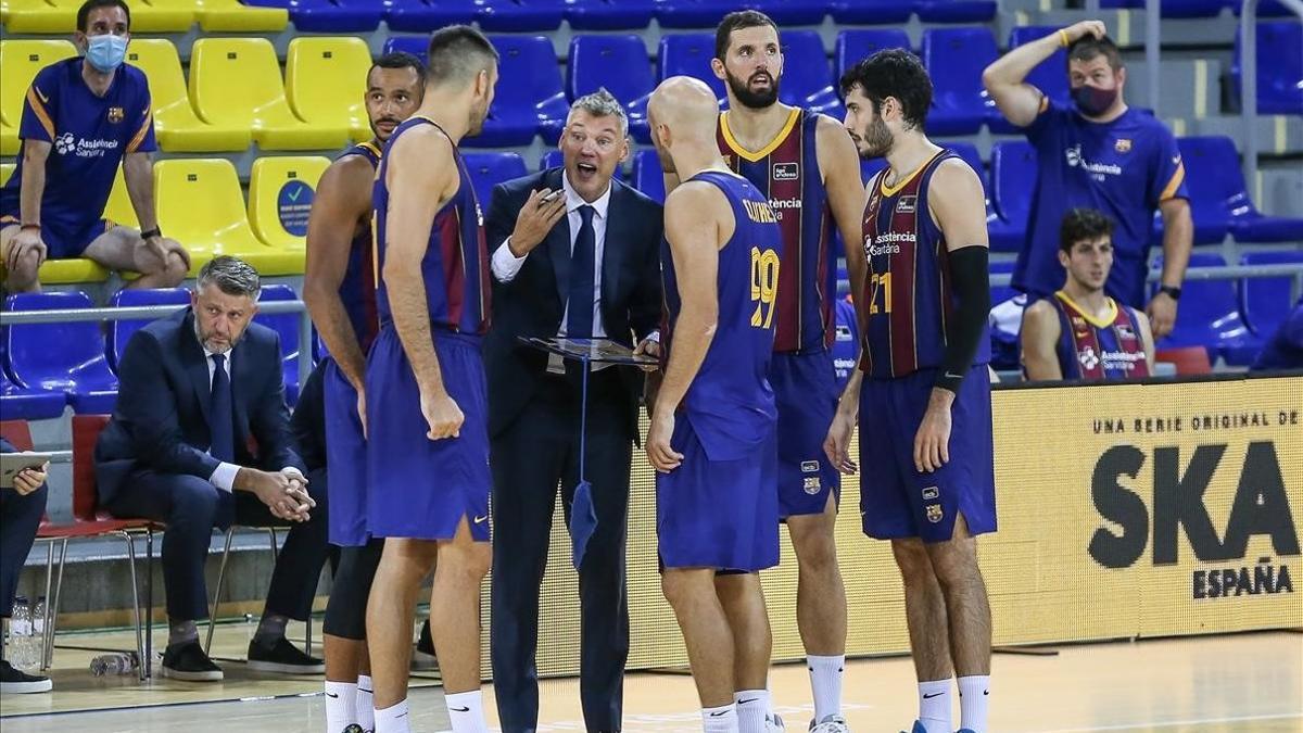 Los jugadores del Barça, en torno a Jasikeivicius, en un encuentro reciente