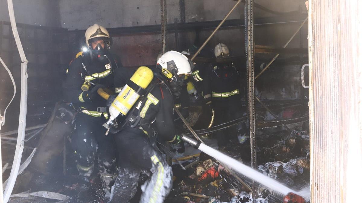 Bomberos de Córdoba durante una intervención para sofocar un incendio reactivado horas despúes de haber sido apagado, en el polígono de las Quemadas.