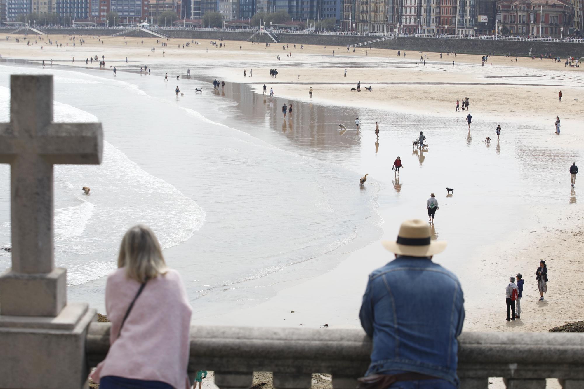 Ambiente de Domingo Santo en Gijón