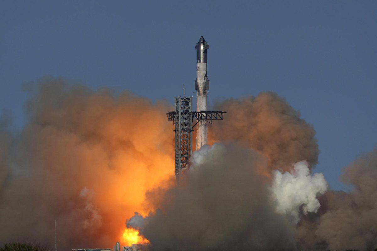 El mega cohete Starship de SpaceX despega para un vuelo de prueba desde la Starbase de Boca Chica, Texas, el martes 19 de noviembre de 2024