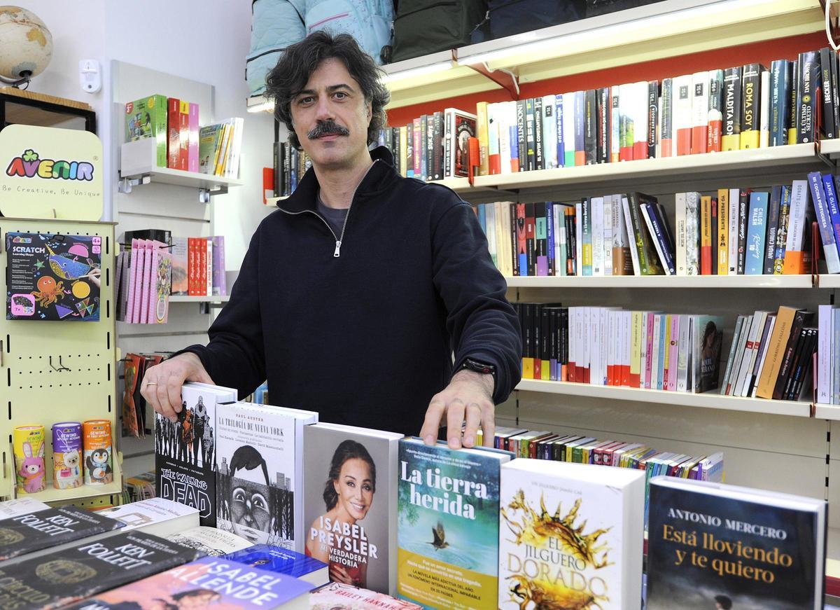 Anxo Álvarez en su librería de Lalín.