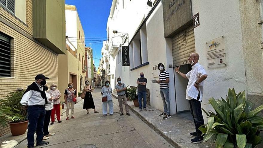 Inici d’una de les visites guiades davant l’Arxiu Municipal. | AJUNTAMENT DE BLANES