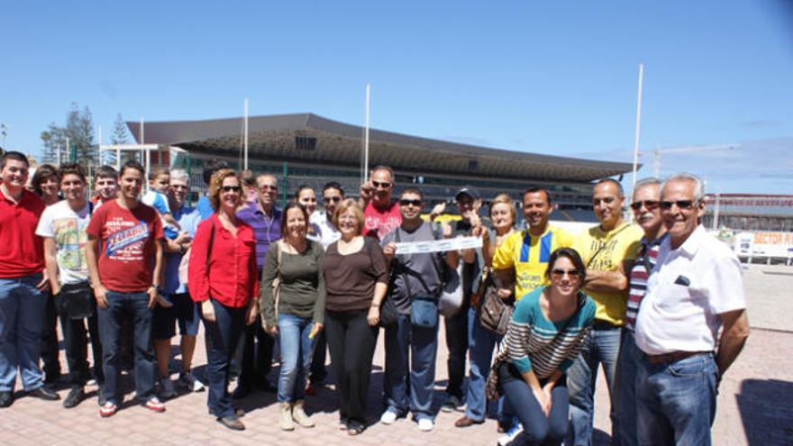 Un grupo de abonados de la UD, ayer, hacen cola en el estadio de Gran Canaria para recoger sus invitaciones. | lp / dlp