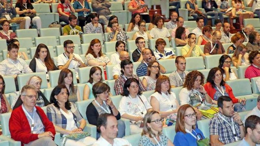 Decenas de investigadores y estudiantes participaron en la jornada ianugural del simposio internacional en el Mar de Vigo. // Marta G. Brea