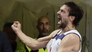 Sergio Llull celebra una canasta durante el partido entre el Madrid y el Barça.