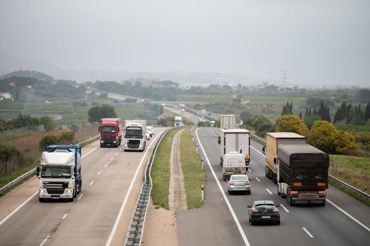 Tráfico pesado en la autopista AP-7, a su paso por Castellón.
