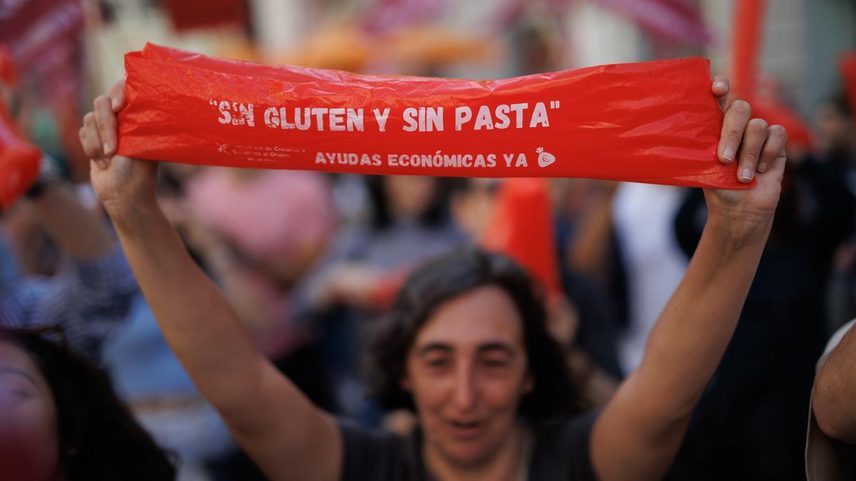 Una persona protesta durante una manifestación de la Asociación de Celíacos y Sensibles al Gluten.