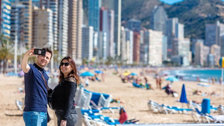 Una pareja se hace un selfie en Benidorm.