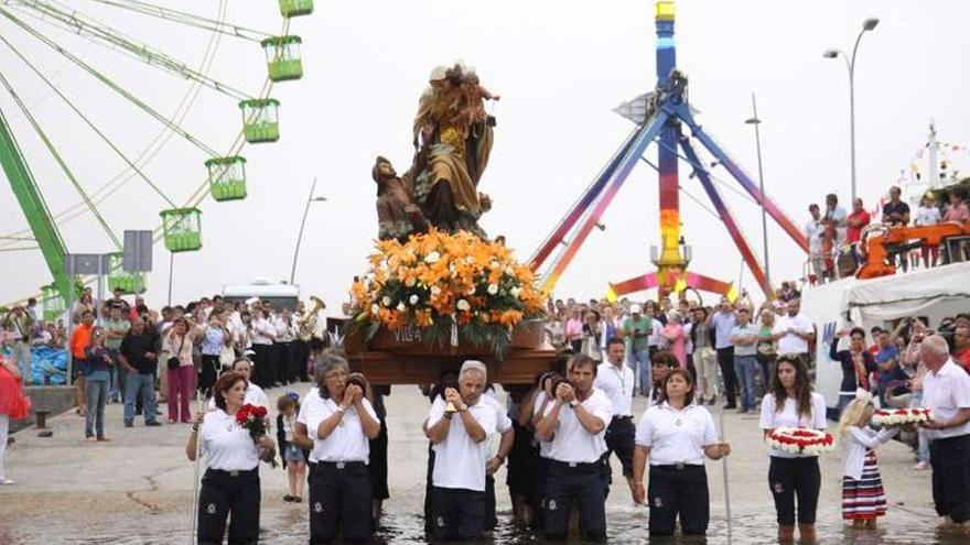 Procesión marítima de la Virgen del Carmen el pasado año.