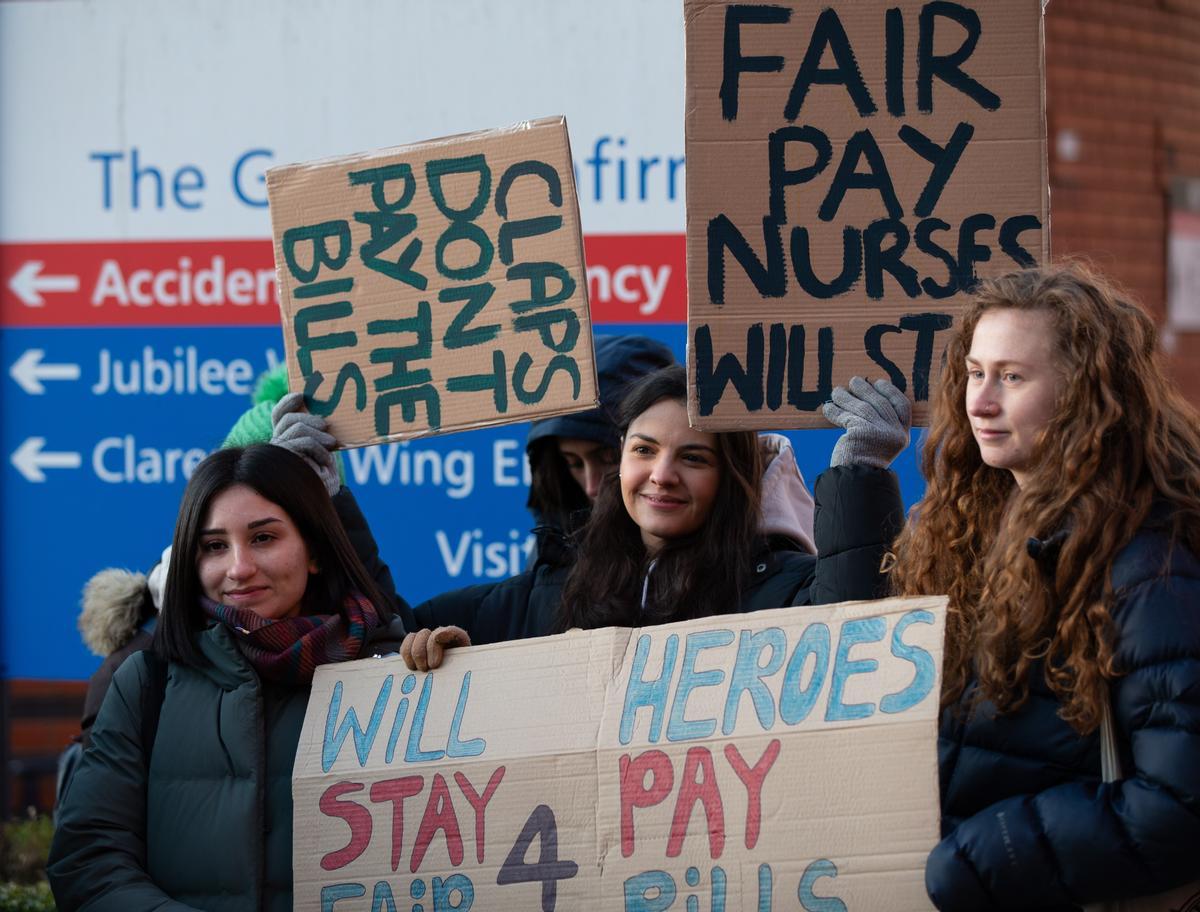 Enfermeras del National Health Service (NHS), el sistema público de salud británico, protestan a las puertas de un centro hospitalario en Leeds, Gran Bretaña.