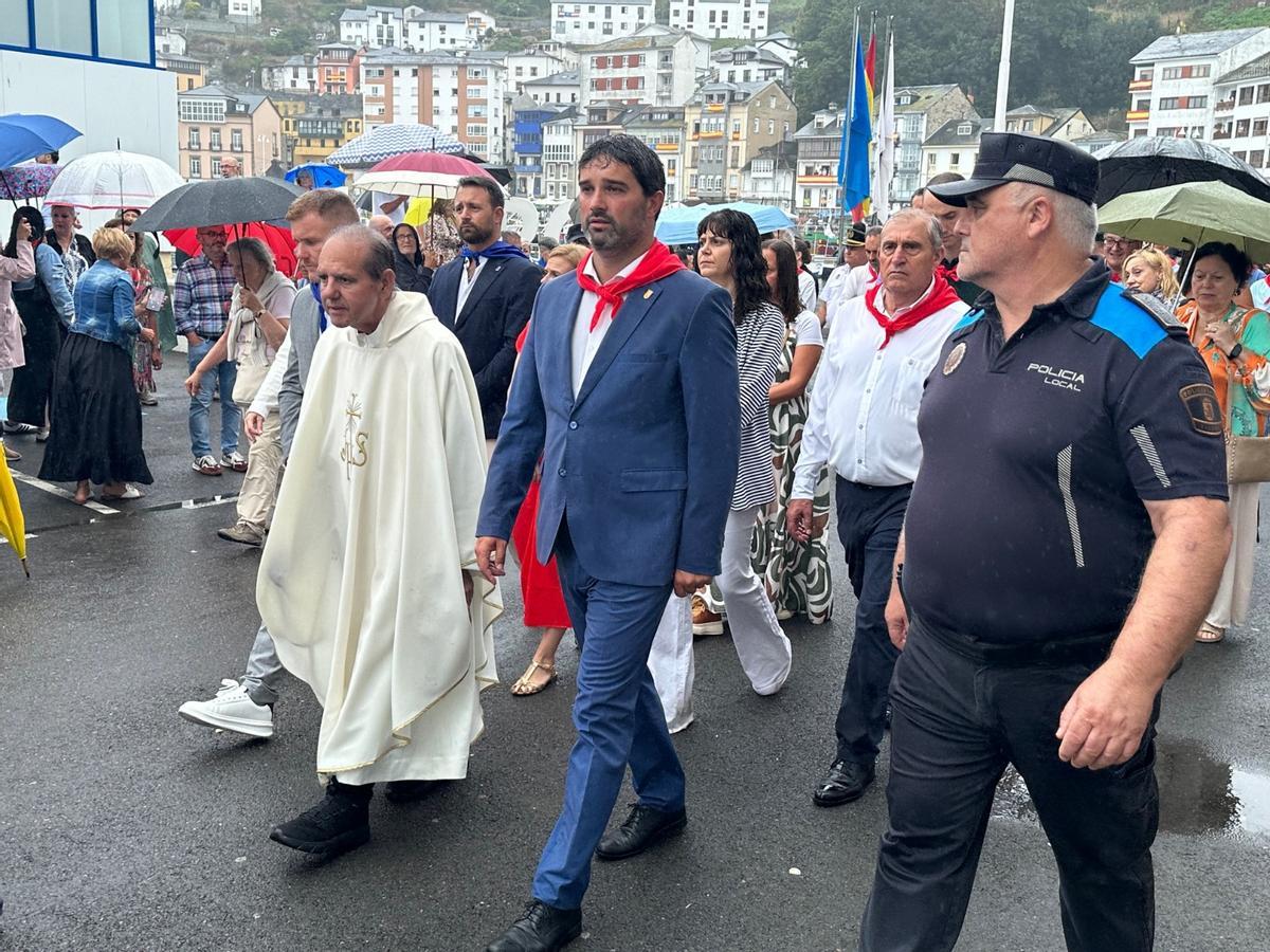 Las fiestas del Rosario de Luarca: emoción y alegría bajo la lluvia