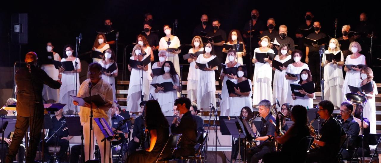 La Banda Simfònica Ciutat d’Eivissa y el Cor Ciutat d’Eivissa en el concierto del Festival Terra i Música, el pasado 6 de agosto.    |  J.A. RIERA