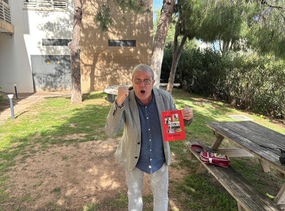 Gabriel Forteza posa para este diario con su libro '110 goles'.