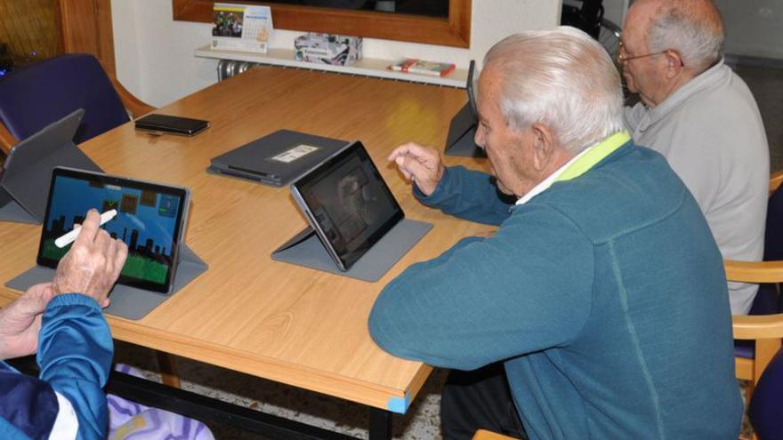 Los mayores de la Residencia Sagrada Familia de Villardeciervos utilizan gafas de realidad virtual, tablets o llevan a cabo una terapia física con la ayuda de un videojuego.