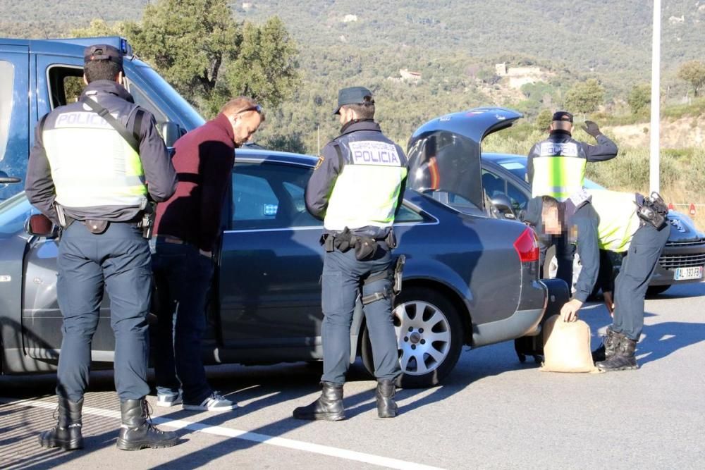 Agents de la policia espanyola durant el control que han establert a l'accés a l'autopista a La Jonquera el 29 de gener