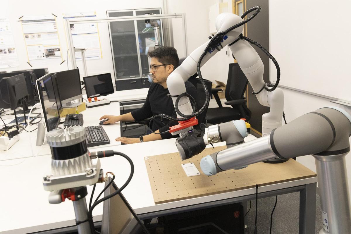 El robot con sentido del tacto, programado en la UA, para reparar calzado y ropa