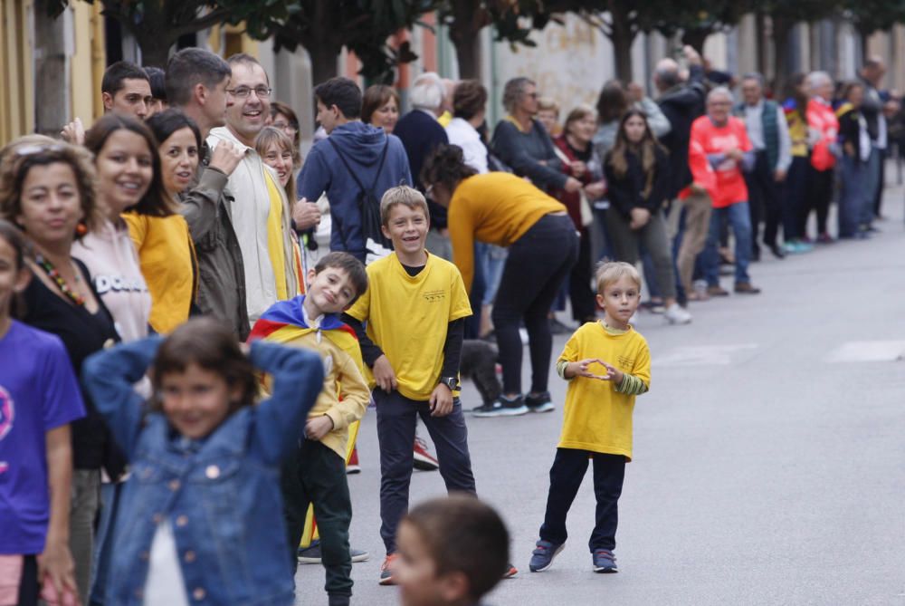 Milers de persones en la cadena humana de Sant Julià de Ramis a Aiguaviva per commemorar l'1-O