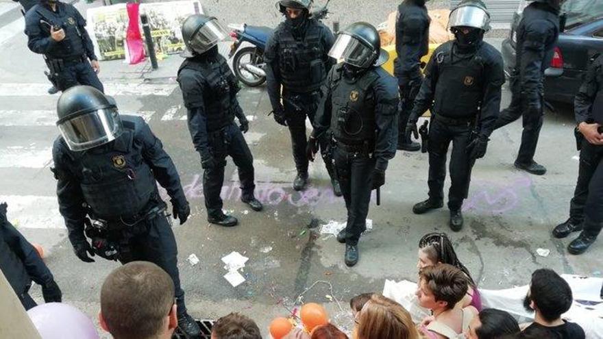 Desalojada una familia con menores en Barcelona que llevaba 16 años en el barrio de Sants