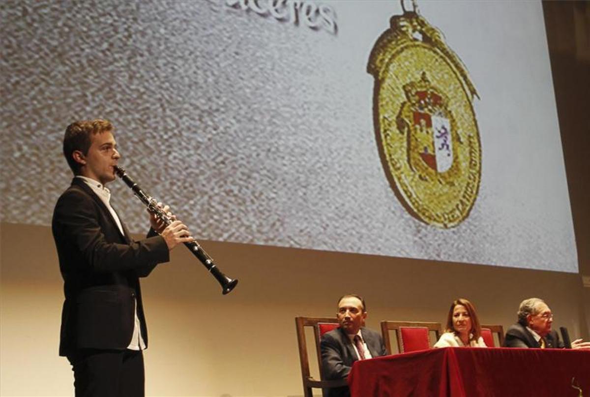 El Brocense se une al selecto club de los que poseen la Medalla de Cáceres