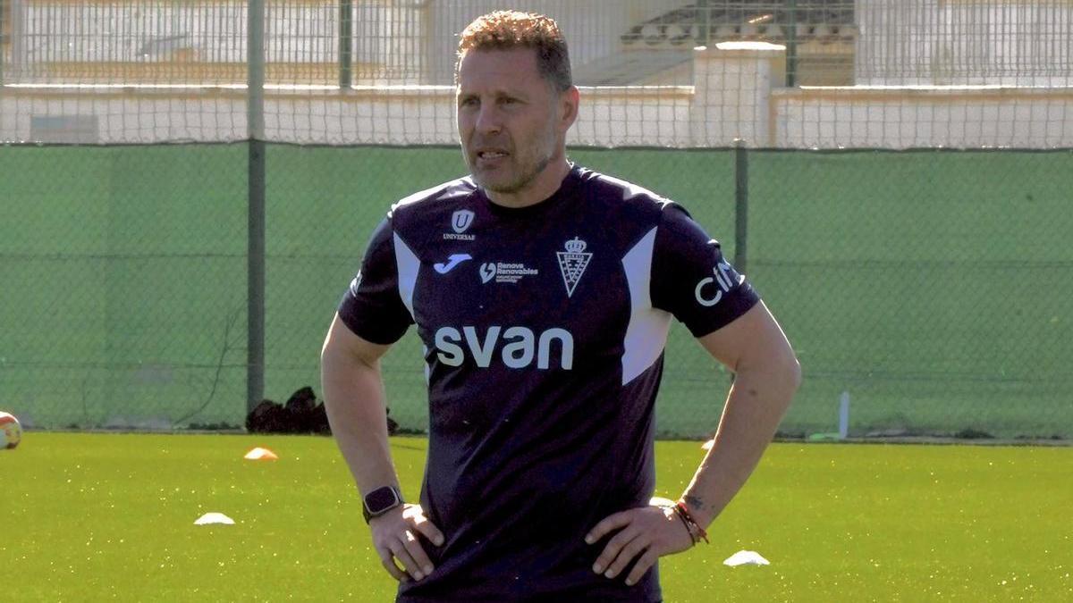 Curro Torres, entrenador del Real Murcia, durante la sesión de ayer.