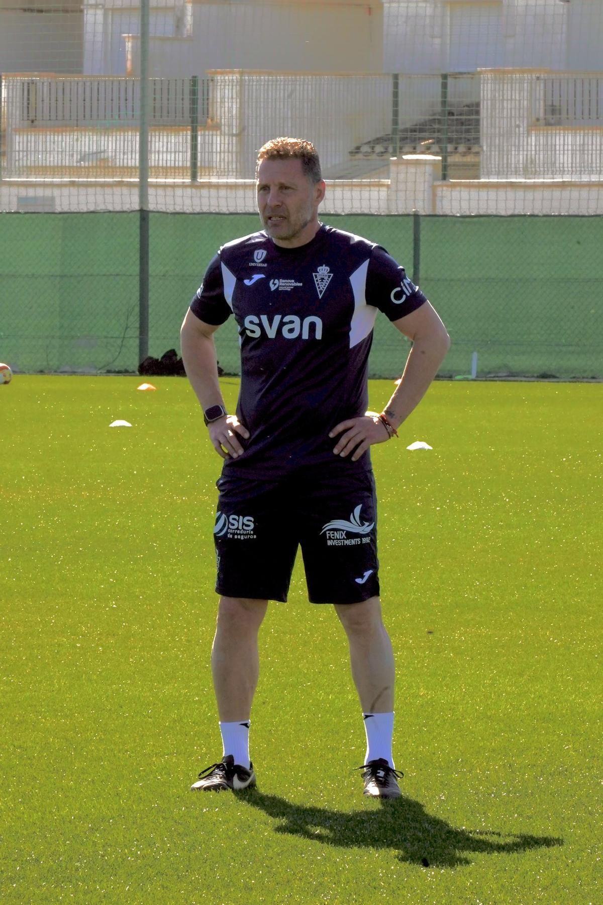 Curro Torres, entrenador del Real Murcia, durante la sesión de ayer.