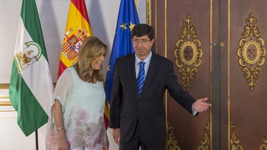 Susana Díaz, con el líder andaluz de Ciudadanos, Juan Marín, tras acordar el pacto de investidura que permitió formar Gobierno en Andalucía.