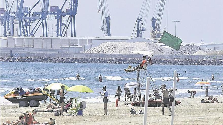 3.630 jóvenes de Castellón aspiran a 234 plazas de informador de playa ante el virus