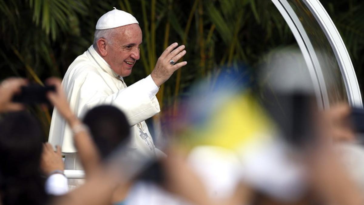 El papa Francisco, a su llegada en el pamóvil a la Plaza de la Revolución de La Habana para oficiar su primera misa en Cuba.