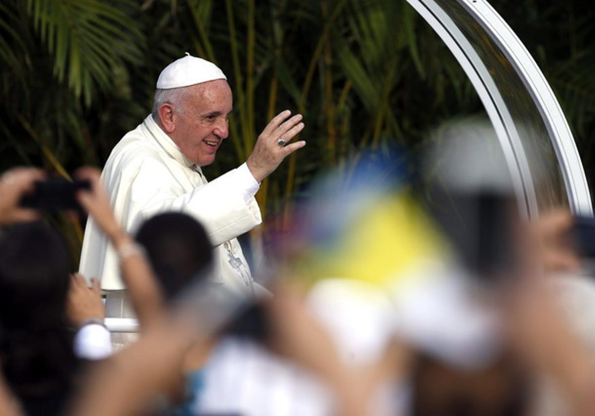 El papa Francesc, a l’arribar al papamòbil a la plaça de la Revolució de l’Havana per oficiar la seva primera missa a Cuba.> El papa Francesc, a l’arribar al papamòbil a la plaça de la Revolució de l’Havana per oficiar la seva primera missa a Cuba.>